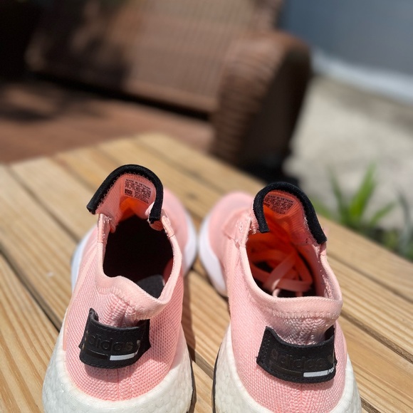 **** RARE **** Peach Colored Adidas - Picture 4 of 5